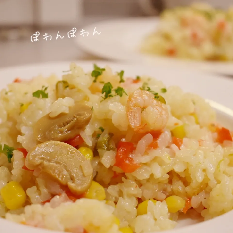 炊飯器でパパッと美味しい♡たっぷり野菜のえびピラフ|ぽわんぽわんさん