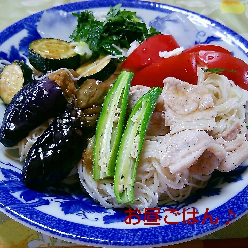 夏野菜のせボリュームそうめん♪|ちびたまさん