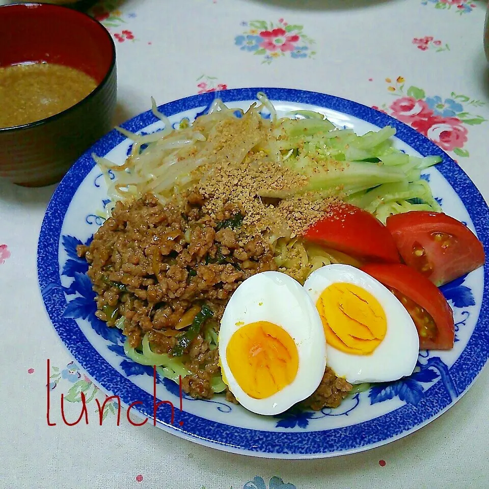 Snapdishの料理写真:甘辛肉味噌そぼろのごまだれつけ麺☆|ちびたまさん