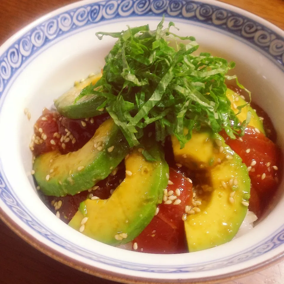 Snapdishの料理写真:マグロとアボカド丼|こはるんママさん