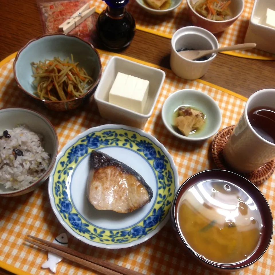 Snapdishの料理写真:鰤の塩麹焼き|こはるんママさん