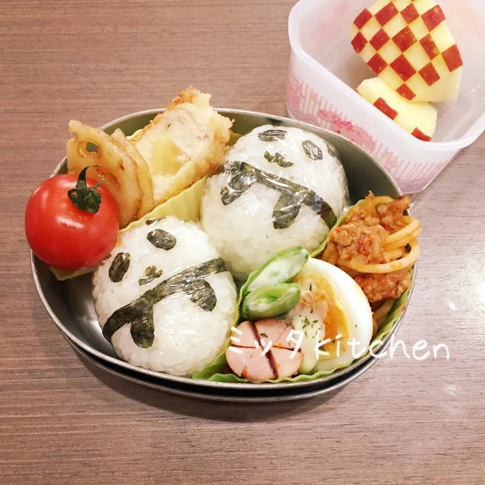 Snapdishの料理写真:園児弁当。パンダおにぎり|ミッタさん