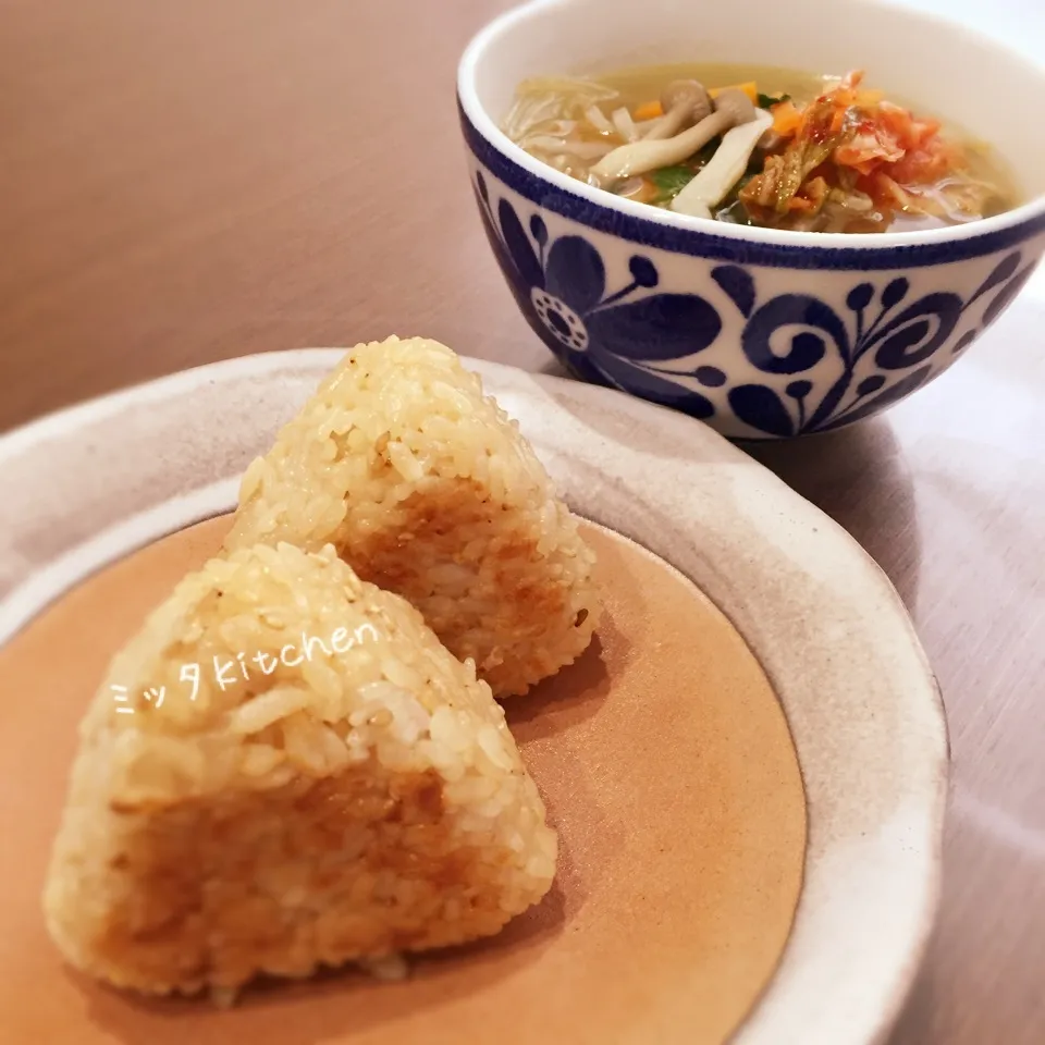 チビ助とお昼ごはん【焼きおにぎり・野菜たっぷり春雨スープ】|ミッタさん