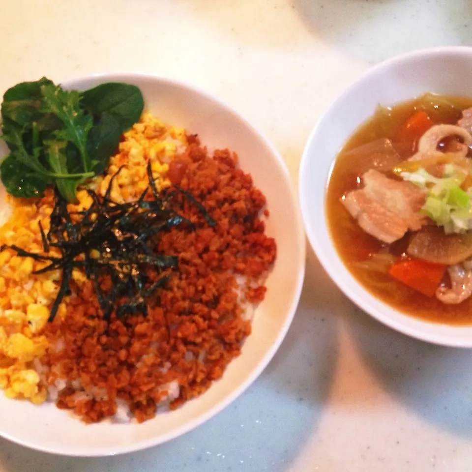 Snapdishの料理写真:鶏玉子そぼろ丼＆豚汁♥︎|mokomamaさん