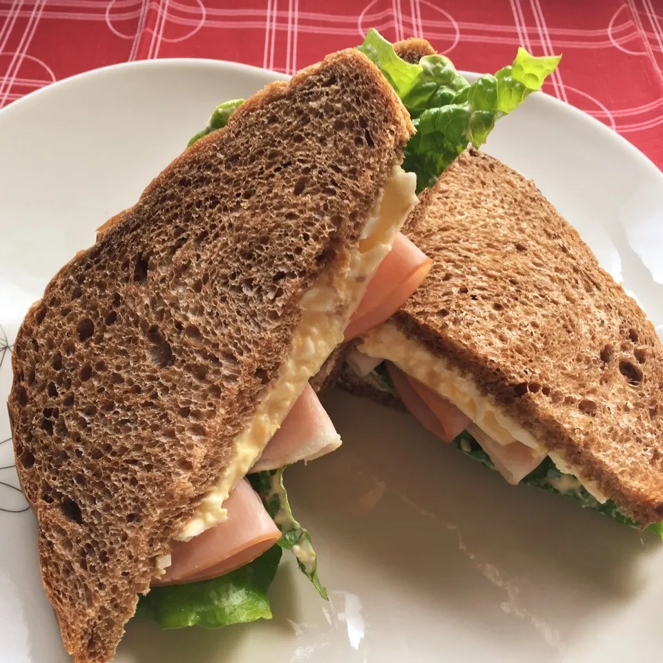 姪の自家製食パンと私の自家製サラダ菜のサンドウィッチ|ひだまり農園さん