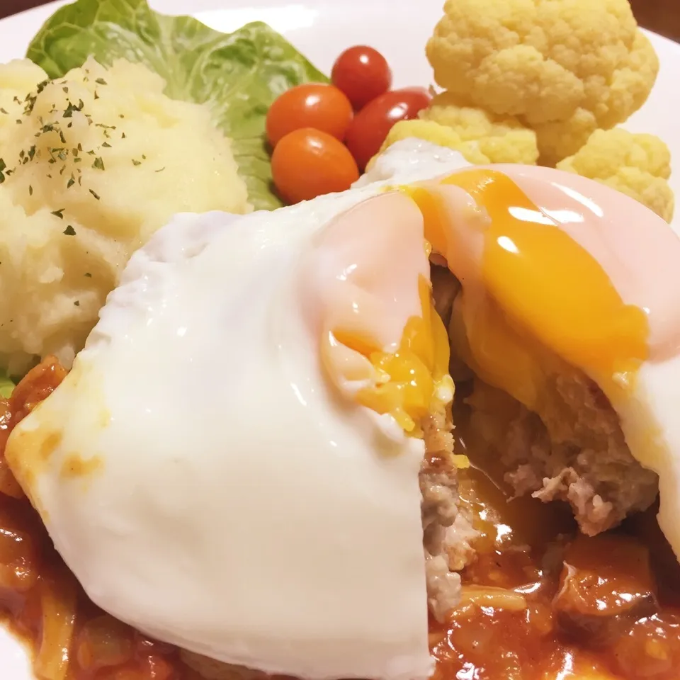 チーズインハンバーグ❤️目玉焼きのせ❣️自家製トマトソース|ひだまり農園さん