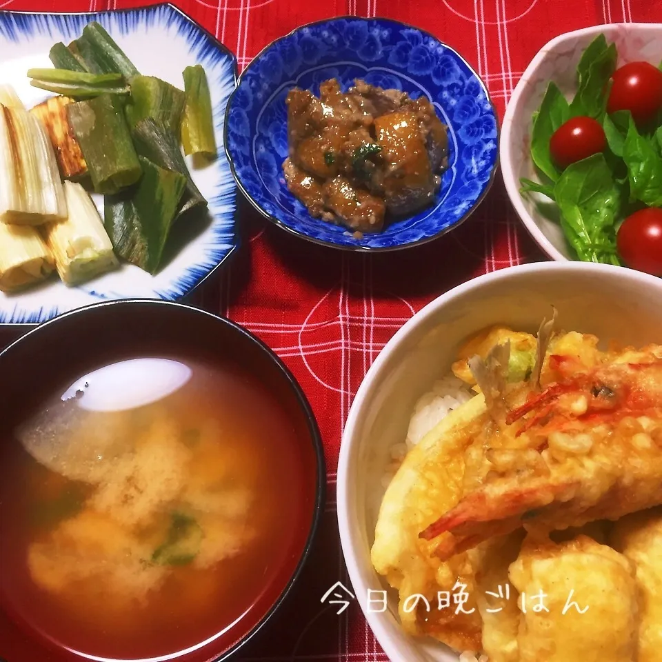 Snapdishの料理写真:天丼、下仁田ねぎの天ぷら、アケビの肉味噌炒め、サラダ、味噌汁|ひだまり農園さん