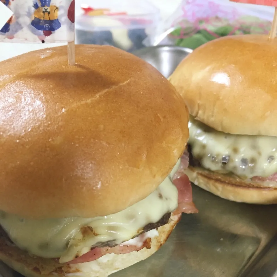 Snapdishの料理写真:お弁当初日だよ。ハンバーガー弁当だよ。|パウダーさん