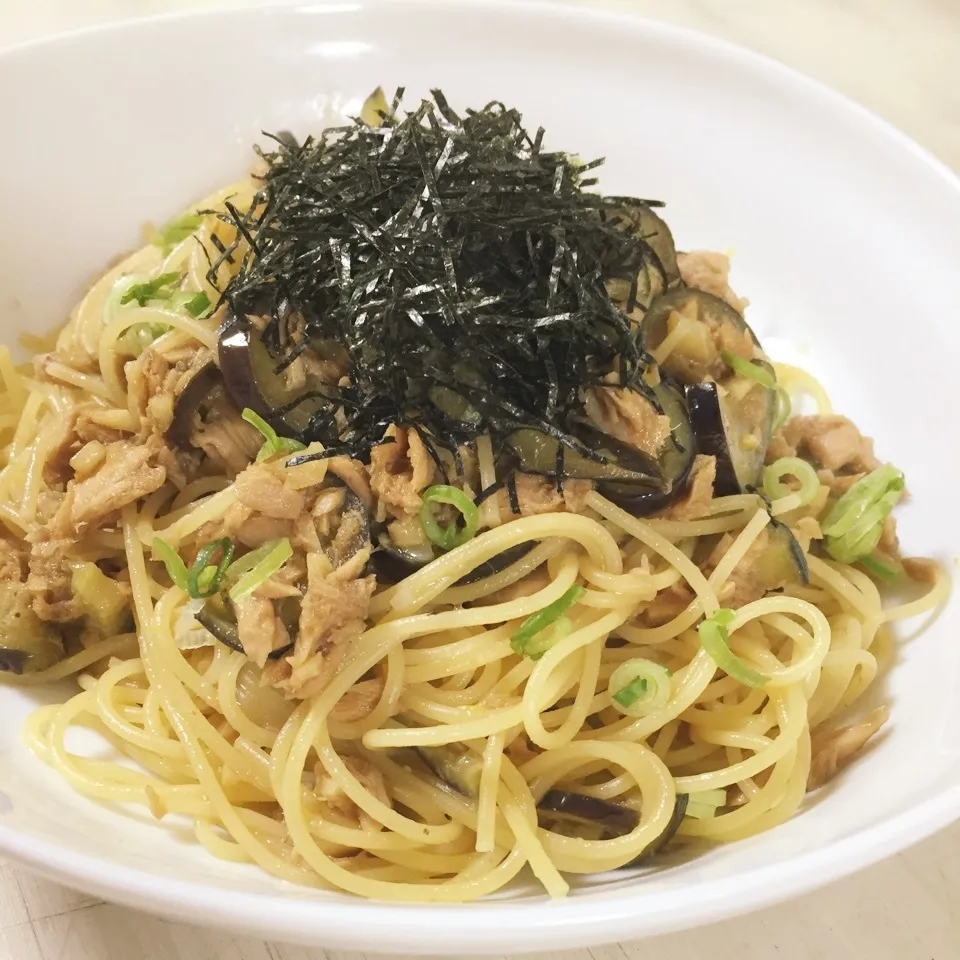 Snapdishの料理写真:茄子とツナのガリバタ醤油パスタ|パウダーさん