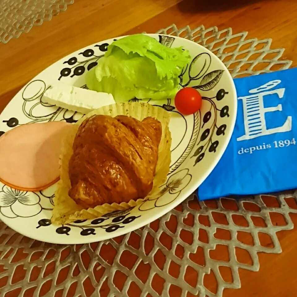 Snapdishの料理写真:エシレのクロワッサンで朝ごはん|momomotototokokokoさん