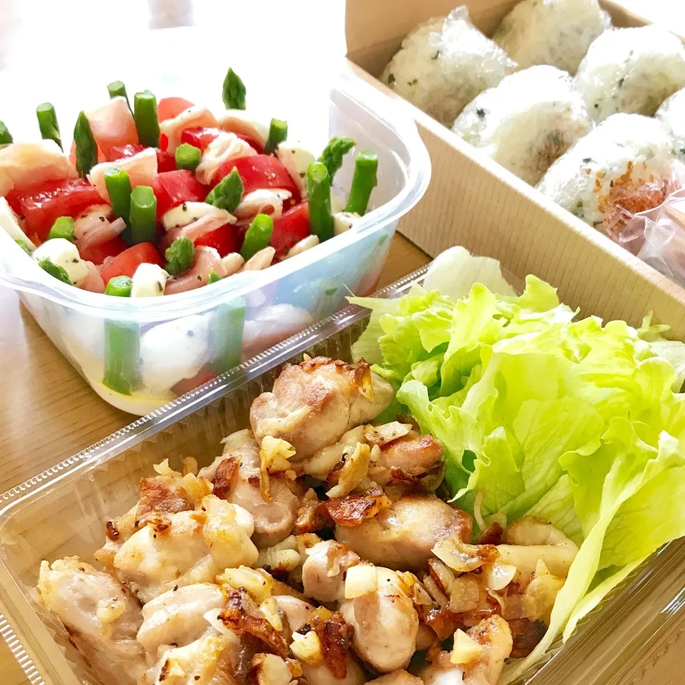 Snapdishの料理写真:🌸お花見弁当✨トマトのカプレーゼ🍅鶏のニンニク焼き|マミさんさん