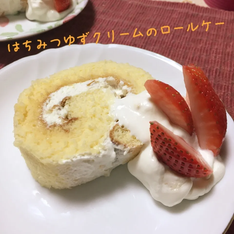 Snapdishの料理写真:はちみつゆずクリームのロールケーキ|じぇじぇさん