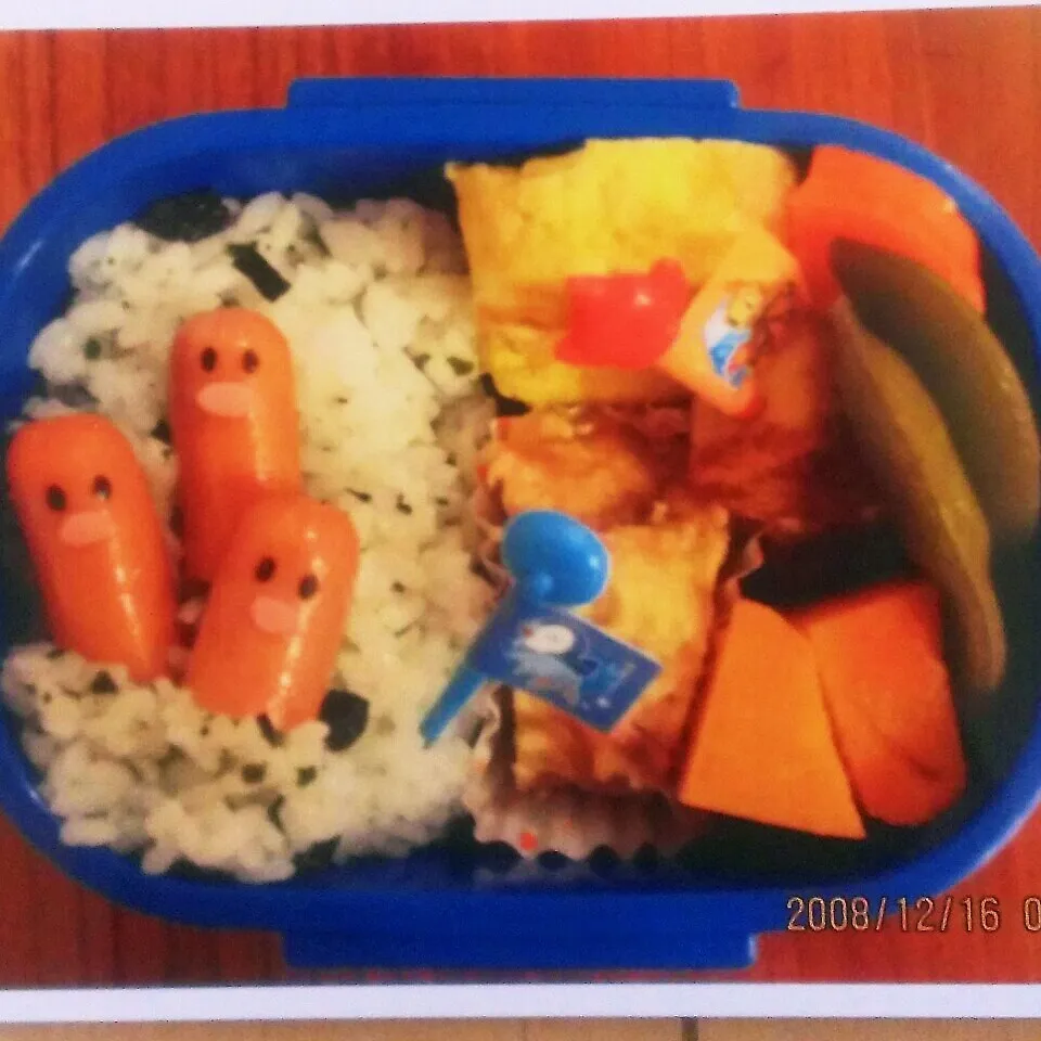 Snapdishの料理写真:☆息子の幼稚園時代のお弁当(かれこれ6年前)|momomotototokokokoさん