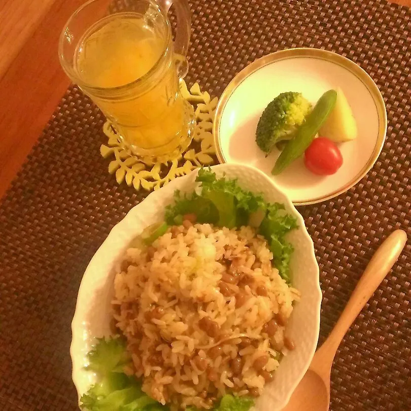 Snapdishの料理写真:納豆チャーハンとお野菜とデトックスウォーター|momomotototokokokoさん