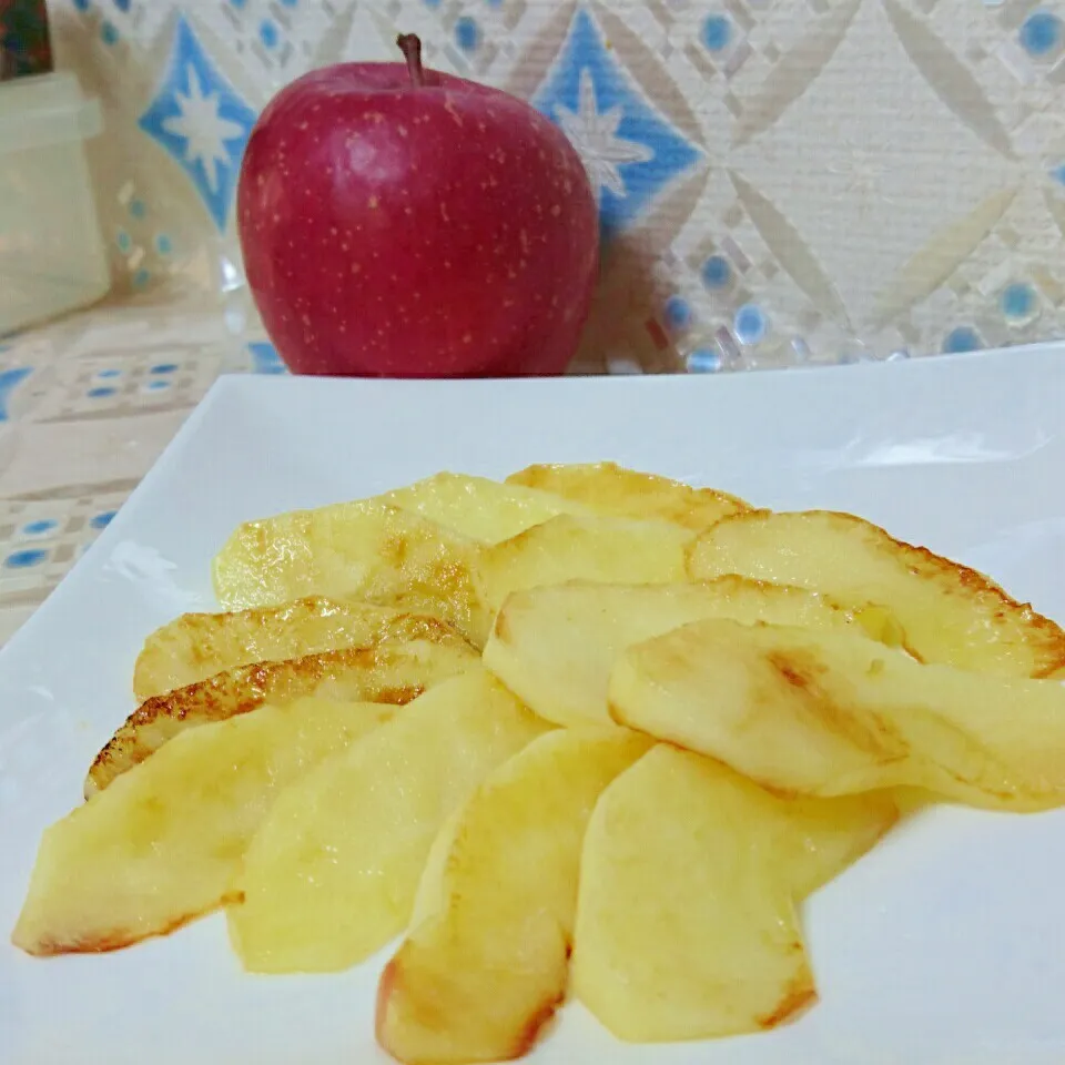 ココナッツオイルで焼きリンゴ🍎|りらさん