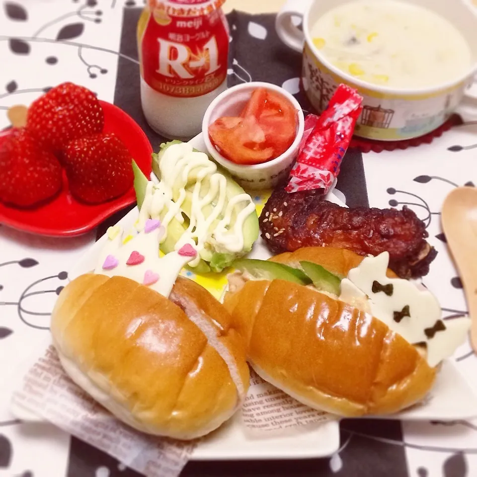 Snapdishの料理写真:みんなのあねご♡さん  デコロールパンで朝食( ^ω^ )|Harumiさん