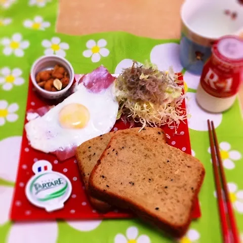 Snapdishの料理写真:手作りパン〜きな粉と黒ゴマパン(o^^o)|Harumiさん