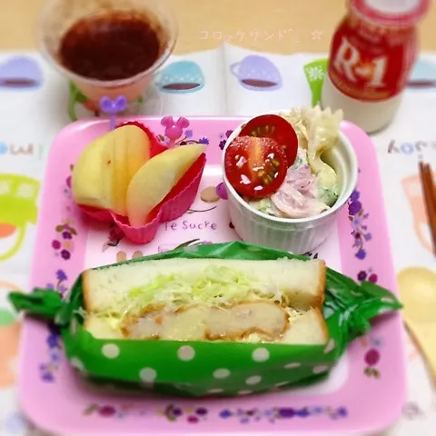 Snapdishの料理写真:朝食〜コロッケパン(o^^o)|Harumiさん