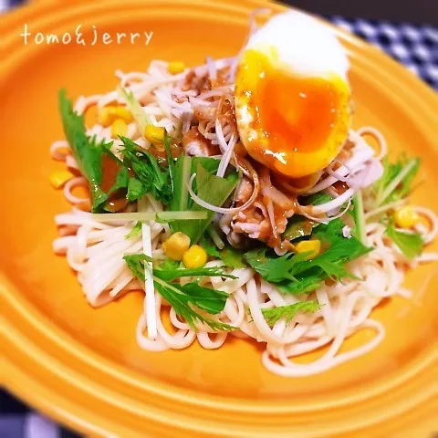 Snapdishの料理写真:ピリ辛ごまだれの冷しゃぶサラダうどん|mugiさん