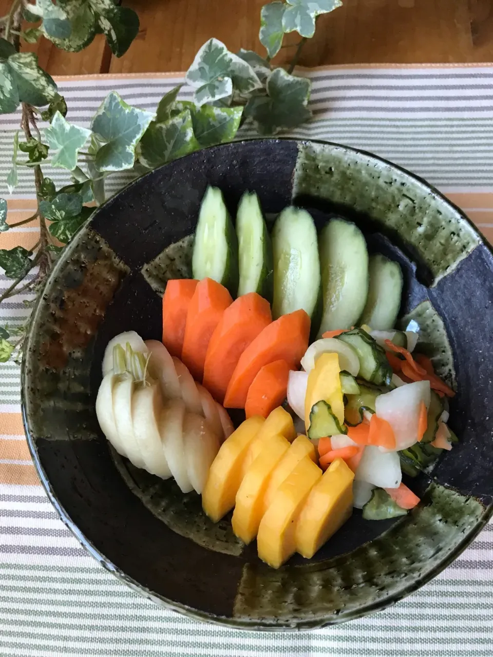 Snapdishの料理写真:🥒自家製ぬか漬けの盛り合わせ🥕ありふれた材料だけど 滋味溢れる旨さ🥰|Hollyさん