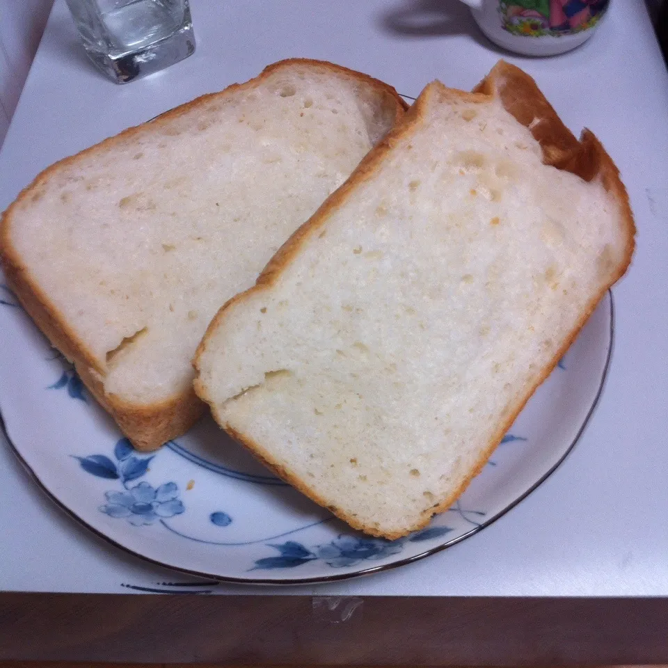 Snapdishの料理写真:焼きたての食パン〜！旨い〜|せんちゃんさん