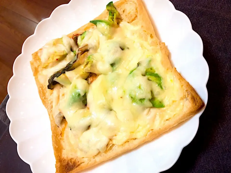 Snapdishの料理写真:お揚げさん開いて、キムチとアボカド乗🥑
チーズ乗っけて完成😋|アライさんさん