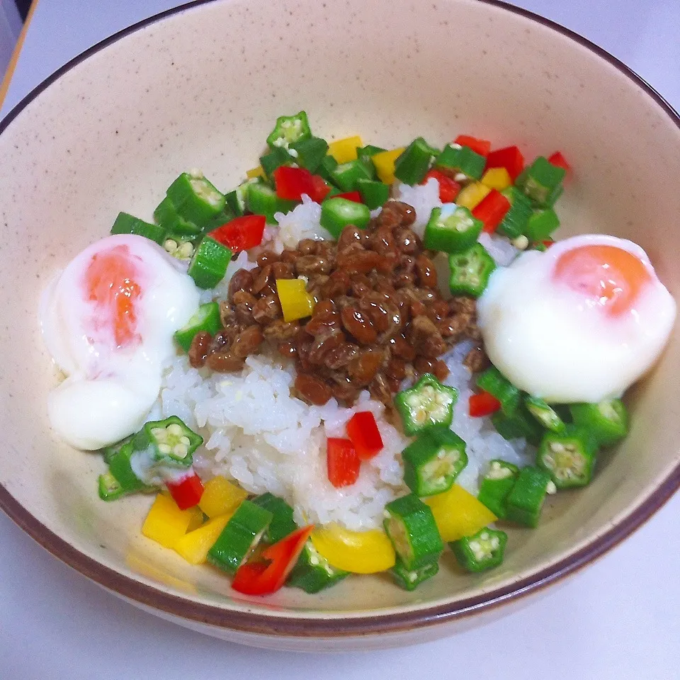 納豆、温玉丼、パプリカおくら添え|せんちゃんさん