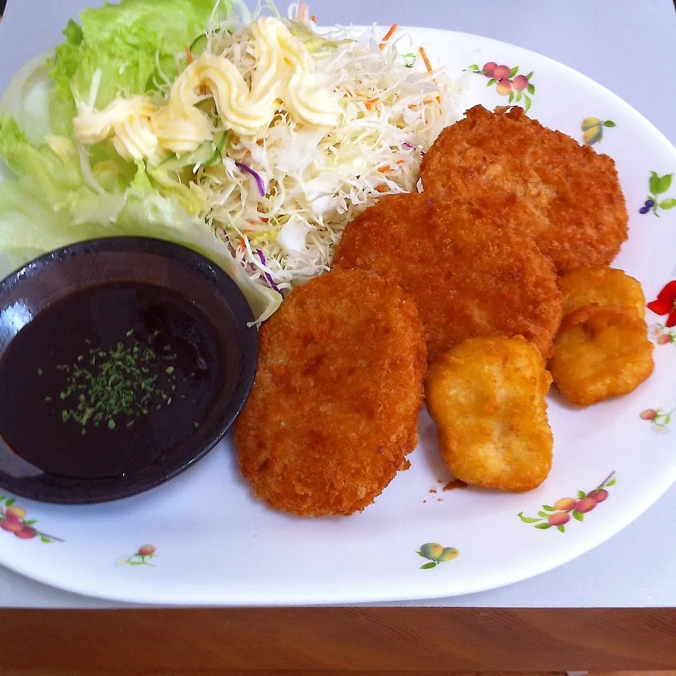 Snapdishの料理写真:冷食のミートコロッケとチキンナゲット|せんちゃんさん