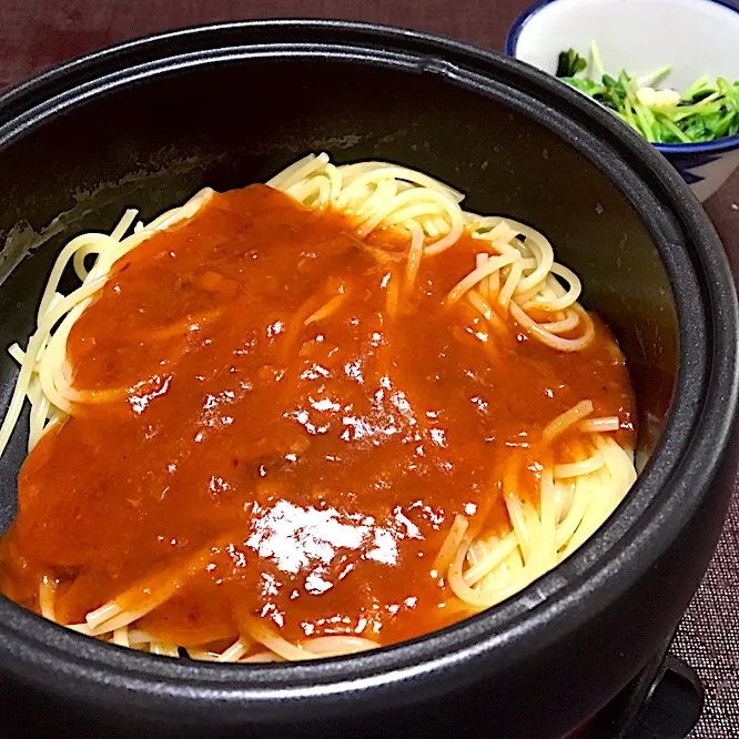 宿ぐらしの昼ごはん☀️☀️☀️
スパゲティミートソースと豆苗とワカメのぽん酢和え|ぽんたさん