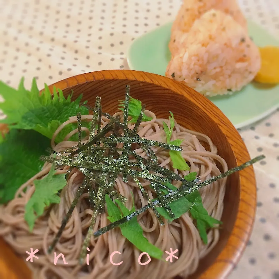 お昼ごはん♪お蕎麦とおにぎり♡|にこさん