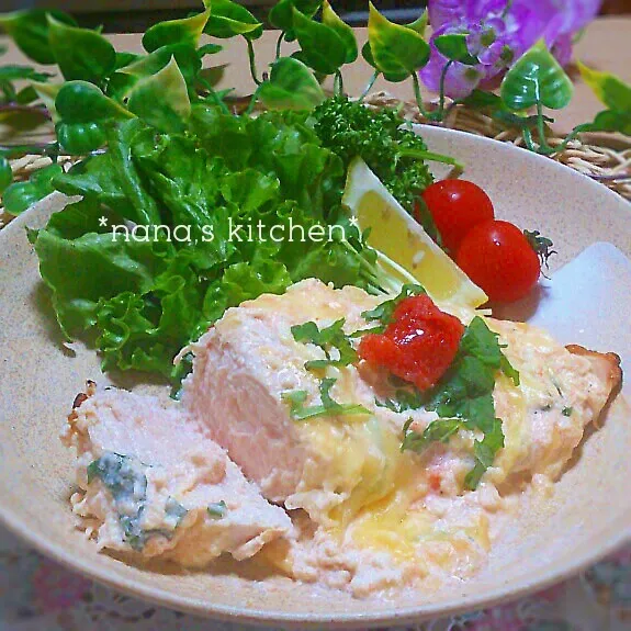 鶏むねのしっとりグリルチキン☆明太しそ豆腐マヨチーズソース♪|今井ななこさん