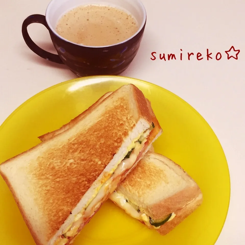 Snapdishの料理写真:トーストサンド♬ベーコンエッグ|sumire-koさん