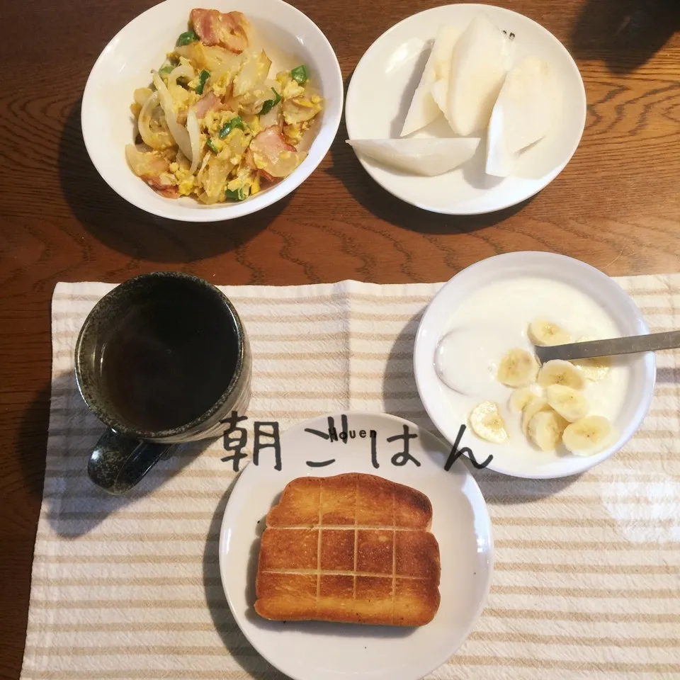 Snapdishの料理写真:トースト、ベーコンと野菜の炒め物、梨、ヨーグルトバナナ、紅茶|yakinasuさん