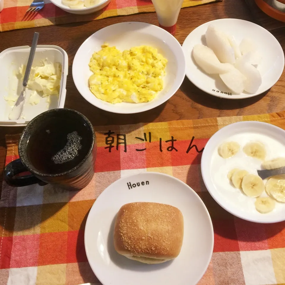 カレーパン、スクランブルエッグ、梨、ヨーグルトバナナ、紅茶|yakinasuさん
