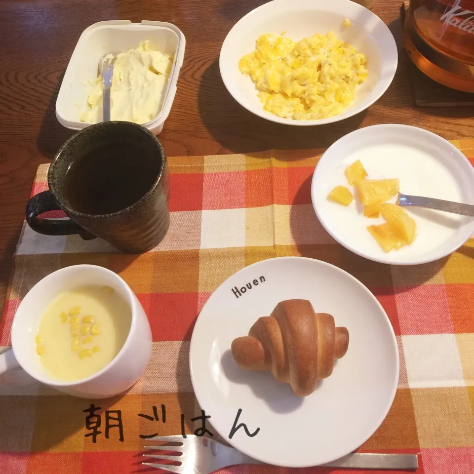 Snapdishの料理写真:Wミルクロールパン、マヨスクランブル、南瓜コーンスープ、|yakinasuさん