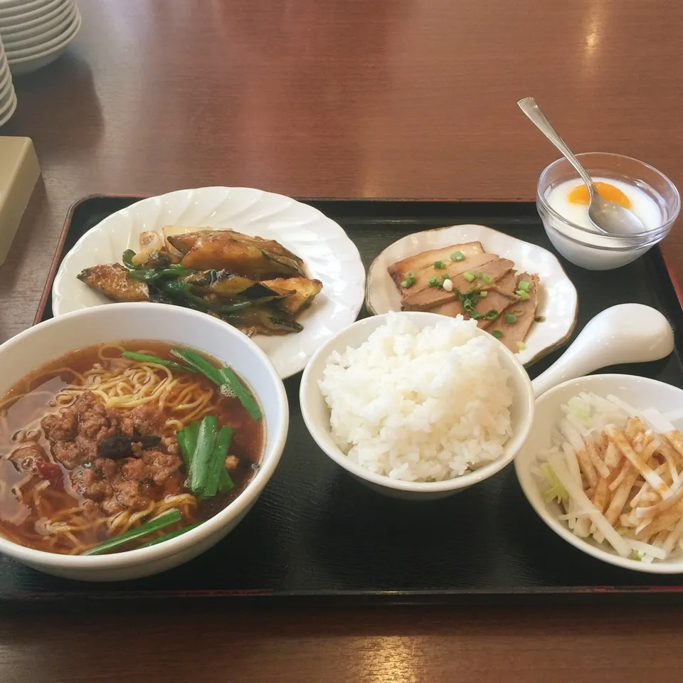 台湾ラーメン、麻婆茄子、焼き豚、大根サラダ、杏仁豆腐、ごはん|yakinasuさん