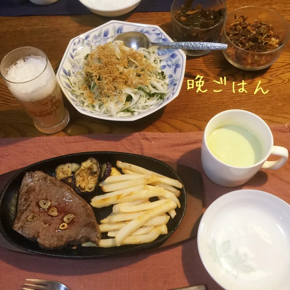 Snapdishの料理写真:ステーキ、フライドポテト、焼き茄子、カチリのサラダ、スープ|yakinasuさん