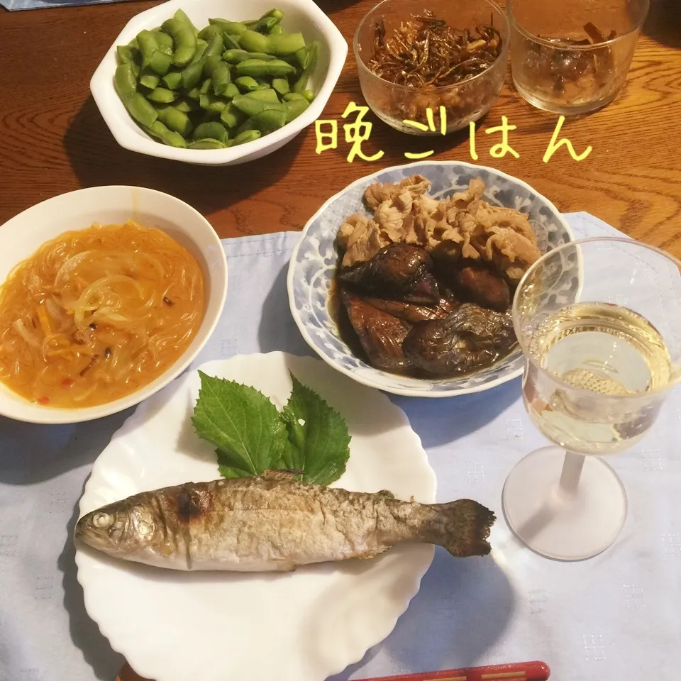 Snapdishの料理写真:虹鱒塩焼き、麻婆春雨、なすと豚肉煮物、枝豆、ワイン|yakinasuさん