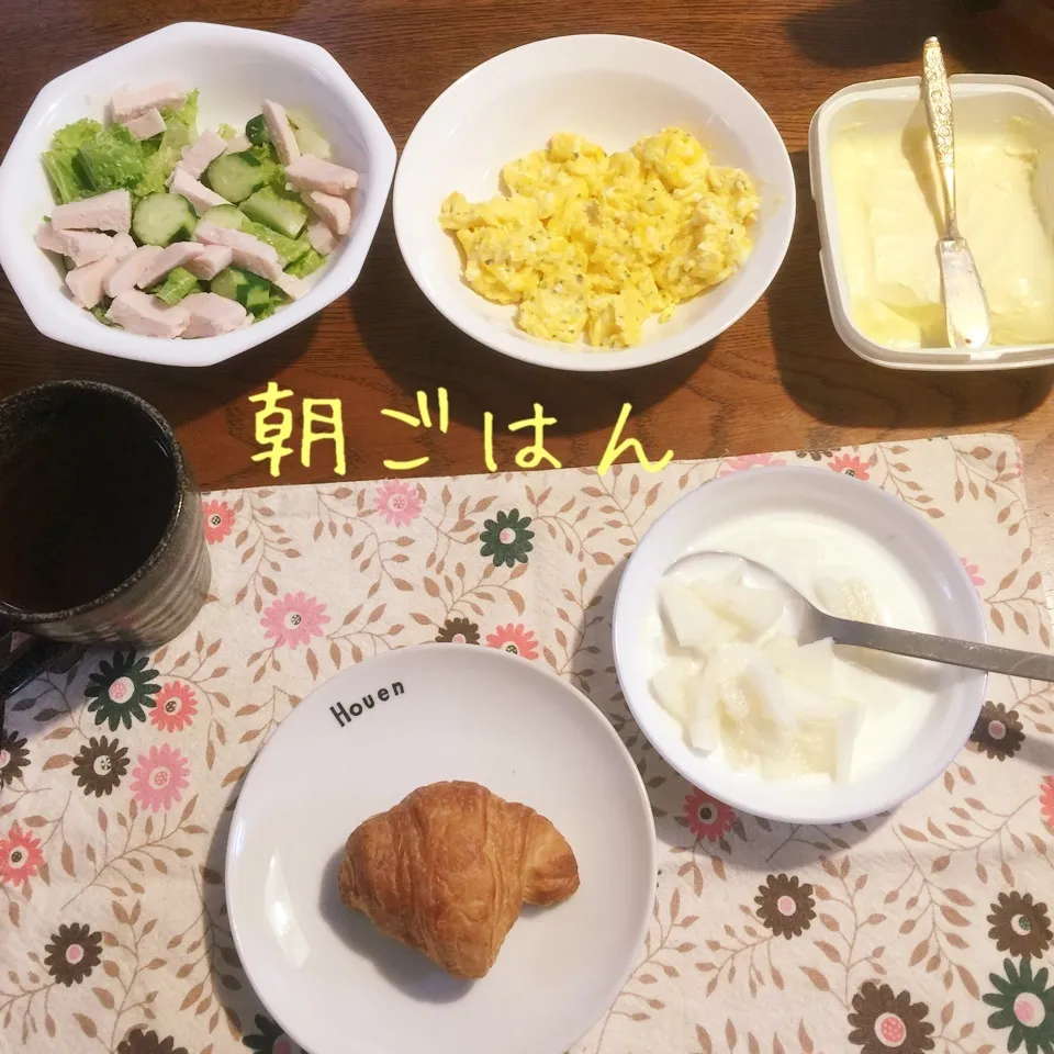 Snapdishの料理写真:クロワッサン、マヨスクランブル、サラダ、ヨーグルト梨|yakinasuさん