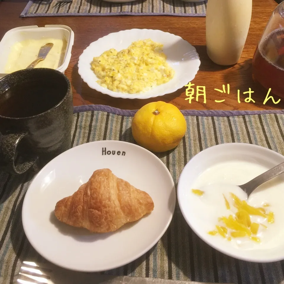 Snapdishの料理写真:クロワッサン、マヨスクランブル、蜜柑、ヨーグルトマンゴー|yakinasuさん