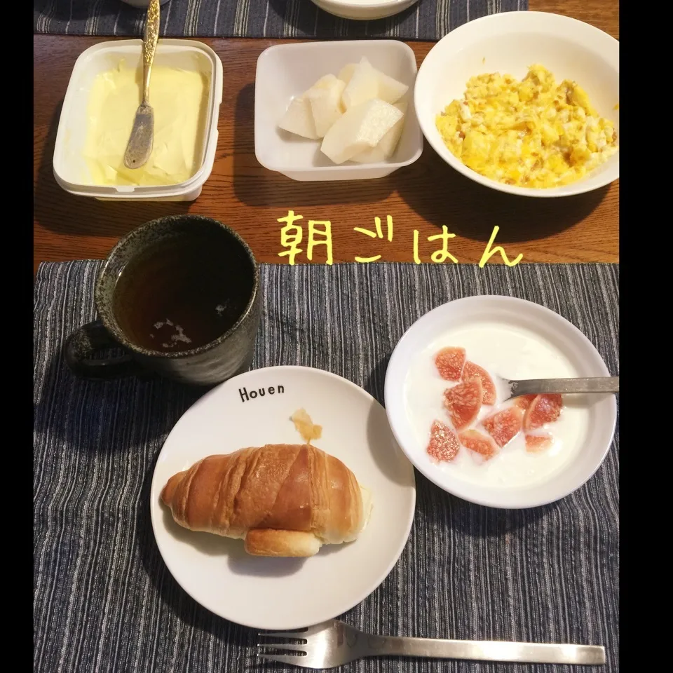 Snapdishの料理写真:ロールパン、ベーコン入りスクランブル、梨、ヨーグルトイチジク|yakinasuさん