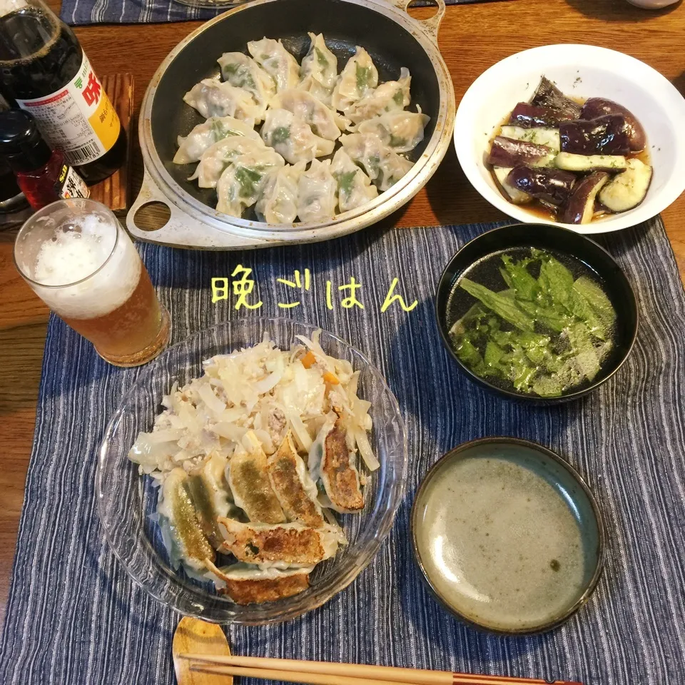 紫蘇入り餃子、ピリ辛蒸し茄子、野菜炒め、中華スープ、ビール|yakinasuさん