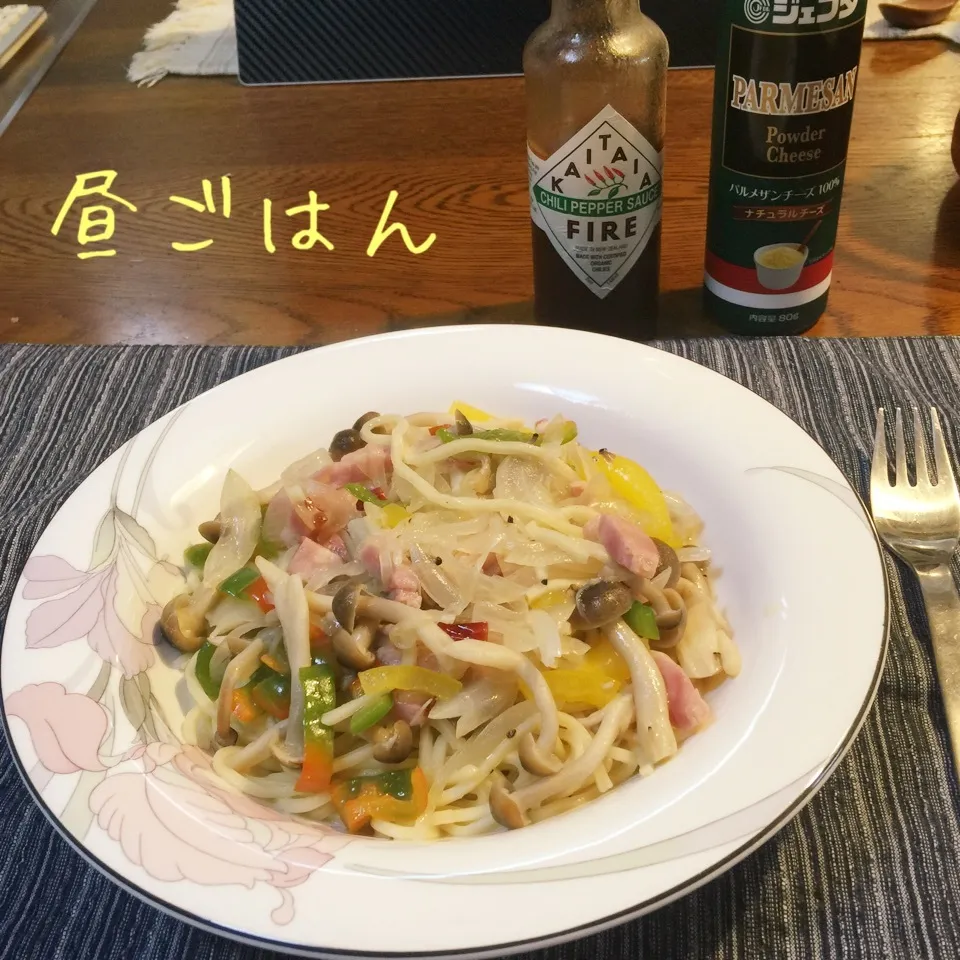 Snapdishの料理写真:生パスタでキノコとベーコンのペペロンチーノ|yakinasuさん