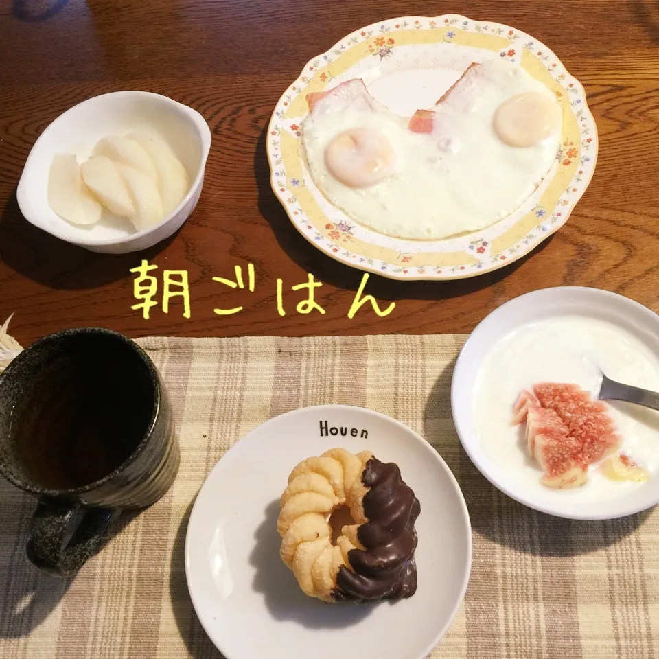 Snapdishの料理写真:フレンチクルーラー、ベーコンエッグ、梨、ヨーグルトイチジク|yakinasuさん