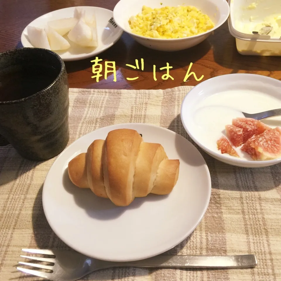 Snapdishの料理写真:メープルロールパン、スクランブル、梨、ヨーグルトイチジク|yakinasuさん