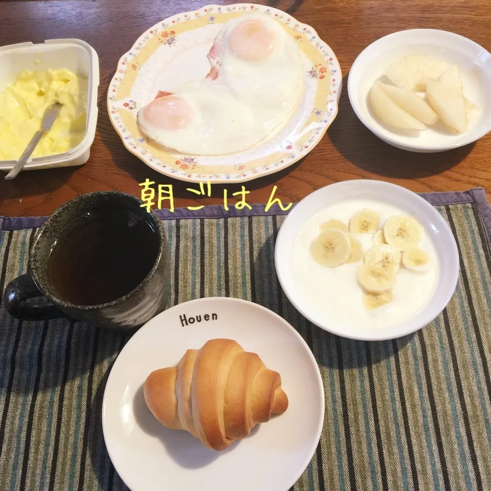 Snapdishの料理写真:メープルロールパン、ベーコンエッグ、梨、ヨーグルトバナナ|yakinasuさん