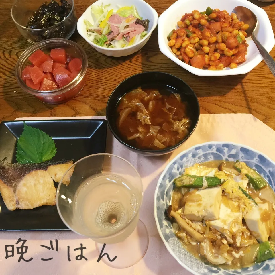 鰤塩焼き、豆腐玉子とじ、蒸し大豆ソーセージカレー炒め、味噌汁|yakinasuさん