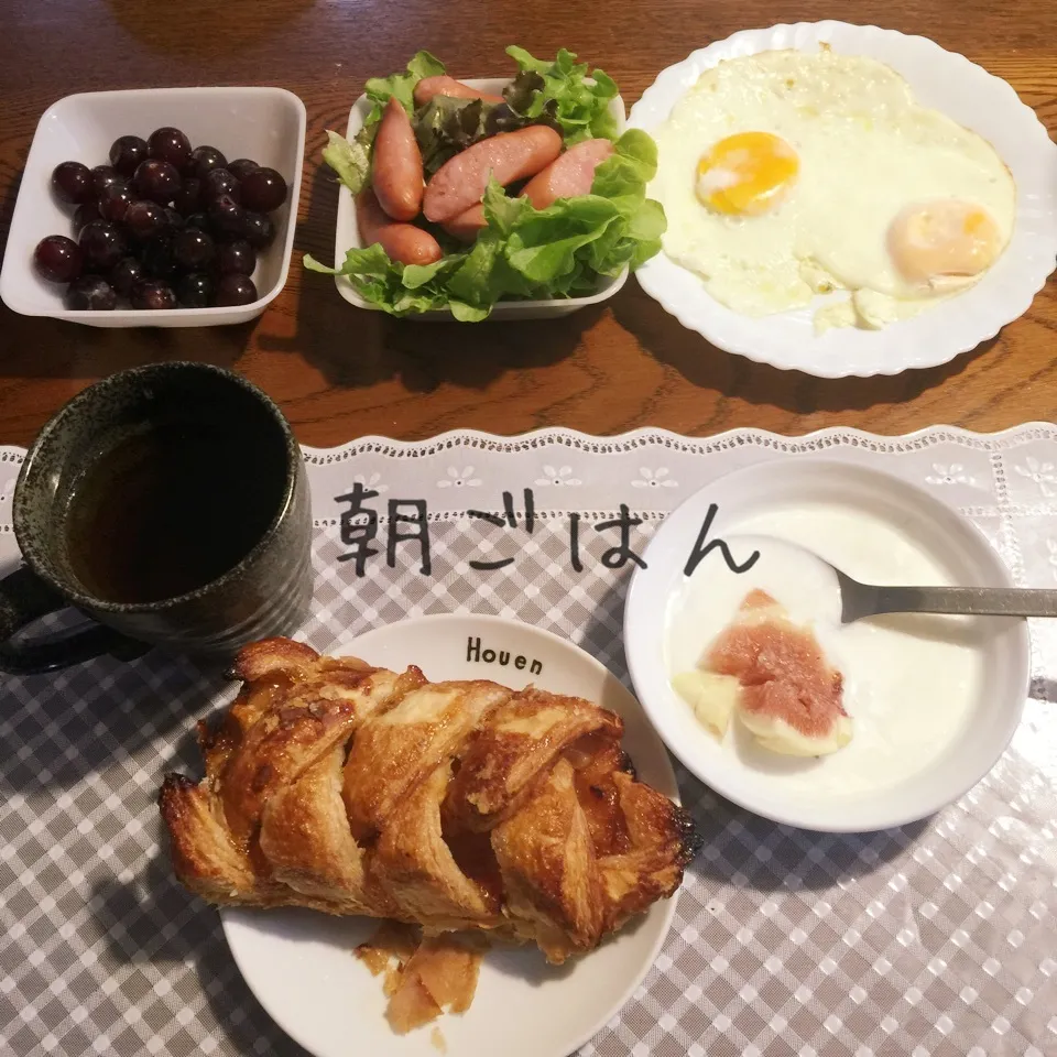 アップルシュトルーデル、目玉焼き、ソーセージ、ヨーグルト|yakinasuさん