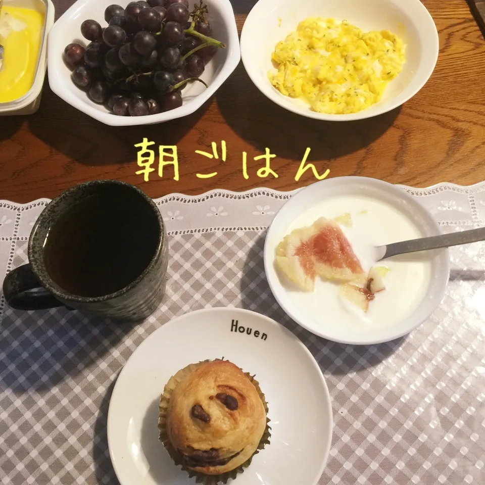 Snapdishの料理写真:あんロール、チーズいり卵葡萄、ヨーグルトイチジク、紅茶|yakinasuさん