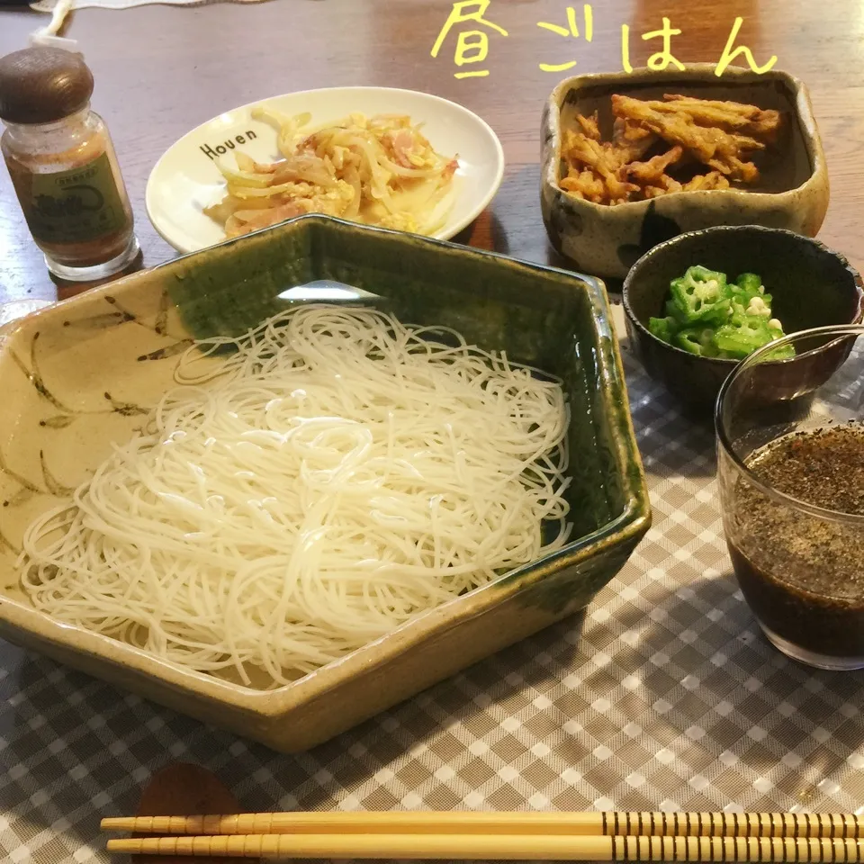 そうめん、ピリ辛牛蒡揚げ、玉ねぎベーコン炒め|yakinasuさん